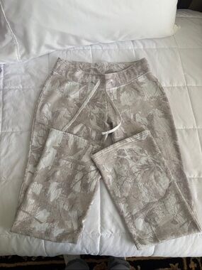 Hollister Beige & Cream Camouflage Print Joggers S  slight flare 29” inseam